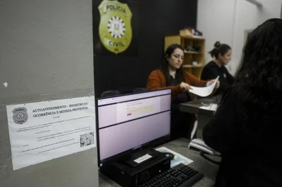 PORTO ALEGRE, RS, BRASIL, 27-06-2025: Delegacia de Polícia Especializada no Atendimento à Mulher, no Departamento Estadual de Proteção a Grupos Vulneráveis, no Palácio da Polícia. O Rio Grande do Sul registrou 10 feminicídios no feriado de Páscoa, seis deles na Sexta-feira Santa. Agora, por pressão de deputadas gaúchas, o governo do RS deve recriar Secretaria da Mulher, extinta em 2015. Foto: Mateus Bruxel/Agência RBSIndexador: MATEUS BRUXEL<!-- NICAID(16069737) -->
