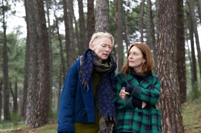 O Quarto ao Lado (2024), de Pedro Almodóvar, com Julianne Moor e Tilda Swinton.<!-- NICAID(15896146) -->