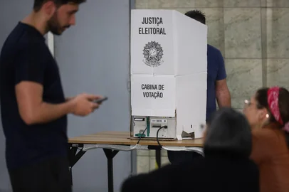 CAXIAS DO SUL, RS, BRASIL, 06/10/2024. Imagens gerais da votação em Caxias do Sul, na parte da tarde. (Bruno Todeschini/Agência RBS)Indexador: Bruno Todeschini<!-- NICAID(15884088) -->