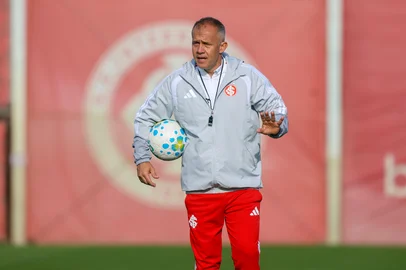 Eduardo Baptista comanda seu primeiro treino como novo técnico do Inter<!-- NICAID(16372278) -->