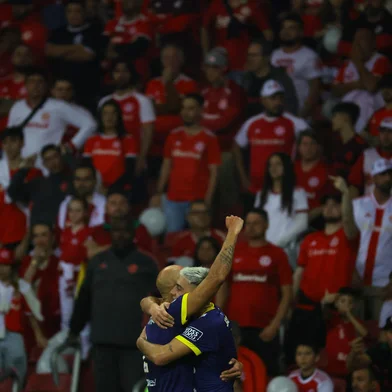 Rosario Central's defender Gonzalo Sandez (R) celebrates with Rosario Central's defender Carlos Quintana after scoring his team's first goal during the Copa Sudamericana knockout round playoff second leg football match between Brazil's Internacional and Argentina's Rosario Central at the Beira-Rio stadium in Porto Alegre, Brazil on July 23, 2024. (Photo by SILVIO AVILA / AFP)<!-- NICAID(15821235) -->