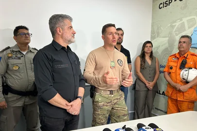 Corpo de recém-nascido é encontrado no pátio da casa da família após mãe dar cinco versões sobre o desaparecimento.A atualização do caso foi feita pelo secretário Flávio Saraiva e pelo delegado Igor Diego, diretor da Diretoria de Repressão à Corrupção e ao Crime Organizado (Dracco), que coordena a apuração pela Seção Antissequestro.<!-- NICAID(16017715) -->
