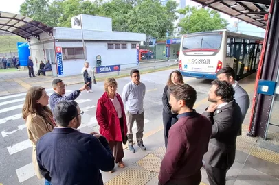 Como um dos objetivos de modernização do transporte coletivo de Caxias do Sul, como a troca para veículos elétricos, a estruturação de soluções de mobilidade urbana sustentável em Caxias do Sul está avançando. Na última sexta-feira (15), o município recebeu uma comissão técnica do Programa Mutirão Brasil para conhecer a cidade e o funcionamento atual das linhas urbanas. <!-- NICAID(16287852) -->