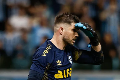 PORTO ALEGRE, RS, BRASIL - 19/04/2025 - Gre-Nal 447: Grêmio e Inter se encontram em campo, novamente, pela Série A do Campeonato Brasileiro. Tiago Volpi.  FOTO: RENAN MATTOS / AGÊNCIA RBSIndexador: Andre Avila<!-- NICAID(16020463) -->
