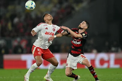 Internacional's midfielder #10 Alan Patrick and Flamengo's Italian midfielder #21 Jorginho fight for the ball during the Copa Libertadores round of 16 first leg all-Brazilian football match between Flamengo and Internacional at the Maracana stadium in Rio de Janeiro, Brazil, on August 13, 2025. (Photo by Mauro PIMENTEL / AFP)Editoria: SPOLocal: Rio de JaneiroIndexador: MAURO PIMENTELSecao: soccerFonte: AFPFotógrafo: STF<!-- NICAID(16101236) -->