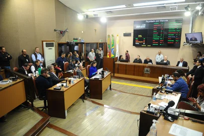 CAXIAS DO SUL, RS, BRASIL, 16/05/2023. Sessão Extraordinária na Câmara de Caxias do Sul vota pedido de cassação do vereador Sandro Fantinel. Na foto, resultado da segunda votação da tarde, quanto à primeira denúncia que pede a cassação de Fantinel pelas manifestações contra os baianos em 28 de fevereiro, nove vereadores decidiram pelo arquivamento (Fantinel precisava de oito votos), e 13 pela cassação. Fantinel se absteve. (Bruno Todeschini/Agência RBS)Indexador: BTK<!-- NICAID(15429690) -->