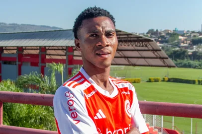 Por empréstimoInter contrata volante ganês e desbrava território africano em busca de jovens talentosBenjamin Arhin, 18 anos, é comparado a Paulo César Tinga por dirigente da base colorada pelo estilo de jogo<!-- NICAID(15857544) -->
