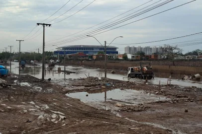 Estação de bombeamento do bairro Humaitá e Vila Farrapos deixa de operar e ruas da região voltam a apresentar alagamentos<!-- NICAID(15781360) -->