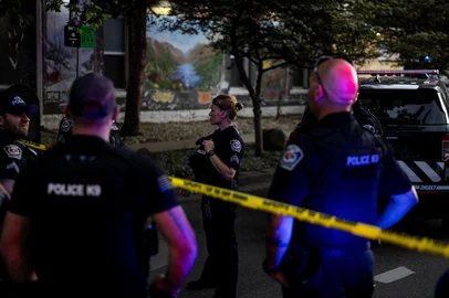 BOULDER, COLORADO - JUNE 1: Police set up a road block into downtown following an incident that the FBI is investigating as an act of terror on June 1, 2025 in Boulder, Colorado. A suspect is in custody after reportedly throwing an incendiary device at a group participating in an organized walk near the courthouse to show solidarity with hostages held by Hamas in Gaza.   Chet Strange/Getty Images/AFP (Photo by Chet Strange / GETTY IMAGES NORTH AMERICA / Getty Images via AFP)<!-- NICAID(16050537) -->