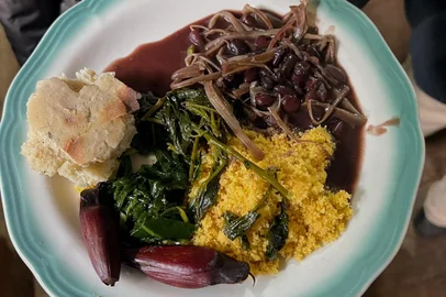 No dia 14 de julho, próximo domingo, será lançado em formato digital o livro de receitas "Ti Si Fag Vãjãn - Comida dos Ancestrais Kaingang", criado pelo coletivo de mulheres da Aldeia Kógunh mág. Projeto financiado com recursos do Edital Tem Cultura em Canela.Esta obra nasceu da vontade das mulheres da comunidade de compartilhar e divulgar a culinária do povo Kaingang, visando a preservar esta expressão cultural. O projeto do livro foi desenvolvido em três etapas: primeiro, foi realizado um encontro de comidas tradicionais, onde foram produzidas seis receitas típicas que foram preparadas pelas mulheres da comunidade: Alexsandra Tomais, Cristiane Silva, Estefani Kóvag Tyg Lopes, Marlene Jóg Gri Salvador, Juliana Ven Fej Lopes, Jeseia Povej Feliciano e Viviane JagFej Farias. Essas receitas foram registradas em imagens pela jovem fotógrafa Kaingang Marcielly Fuá Salvador, e escritas e traduzidas pela diretora da escola indígena JagTyg Fykog, Jucemari da Silva Correa e pela merendeira Zoraide Kofei Pinto. Em seguida, o material passou por uma cuidadosa edição e diagramação.<!-- NICAID(15810769) -->