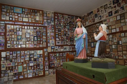 FARROUPILHA, RS, BRASIL, 20/05/2025. 146ª Romaria ao Santuário de Caravaggio - Sala de Ex-Votos - o memorial abriga milhares de registros como fotos, bilhetes, objetos e outros artigos deixados por devotos que agradeceram a Caravaggio por uma graça alcançada. (Porthus Junior/Agência RBS)<!-- NICAID(16041798) -->