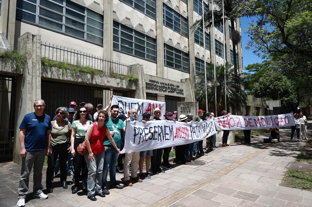 Às vésperas do leilão, arquitetos fazem abraço simbólico no antigo ...