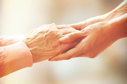 *A PEDIDO DE LETICIA COSTA* Helping hands, care for the elderly concept - Foto:  Africa Studio/stock.adobe.com Fonte: 75313743<!-- NICAID(15157145) -->
