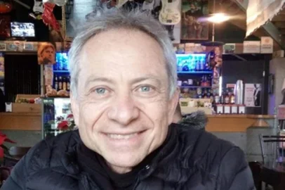 Faleceu no início da tarde desta quarta-feira (17), na Itália, o jornalista e professor Antônio Luis Piccoli. Ele tinha 64 anos e estava internado no Hospice Casa Antica Fonte, na cidade de Vittorio Vêneto, na província de Treviso. Um dos fundadores da Rede Serrana de Comunicação, o Grupo RSCOM, Piccoli foi diagnosticado há cerca de cinco anos com câncer nas amígdalas. Após uma grande luta e ter sido considerado curado, a doença retornou e atingiu o braço de Piccoli que, na sequência após uma metástase, afetou o pulmão. O estado de saúde de Antônio ficou mais agravado também porque na última semana foi acometido por uma pneumonia.<!-- NICAID(14716789) -->