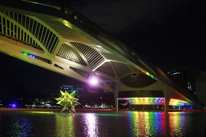 Museu do Amanhã com iluminicação do arco-íris. Turismo LGBT+, Rio de Janeiro. Foto: MARCOS DE PAULA/PREFEITURA DO RIO DE JANEIRO<!-- NICAID(15461689) -->