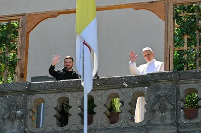 Ukraine's President Volodymyr Zelensky (L) and Pope Leo XIV wave from a balcony as they meet at the papal residence of Castel Gandolfo, southeast of Rome on July 9, 2025. (Photo by Andreas SOLARO / AFP)<!-- NICAID(16076777) -->