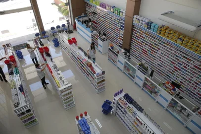 PORTO ALEGRE, RS, BRASIL 14/01/2016 - Na foto: Fernando Boeira, consumidor. Farmácia São João, Anita Garibaldi esquina com a Perimetral. (FERNANDO GOMES, AGÊNCIA RBS).<!-- NICAID(11946671) -->