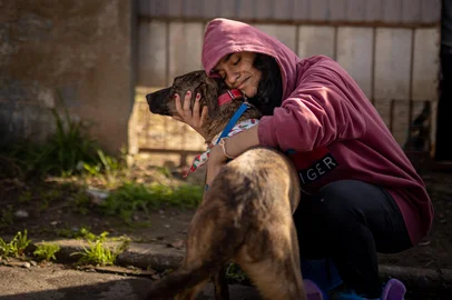 Bruno Ourique / Secom Canoas / Divulgação Cachorro resgatado há dois anos em enchente no RS volta para casa. Na foto, o cão Tigre e a tutora Giovana Menneman Machado, em Canoas. <!-- NICAID(16325542) -->