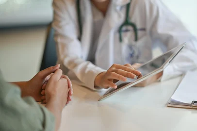 Shot of a doctor showing a patient some information on a digital tabletConceito de consulta médica - Foto: bongkarn/stock.adobe.comIndexador: BONGKARN THANYAKIJFonte: 238730671<!-- NICAID(15927703) -->