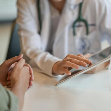 Shot of a doctor showing a patient some information on a digital tabletConceito de consulta médica - Foto: bongkarn/stock.adobe.comIndexador: BONGKARN THANYAKIJFonte: 238730671<!-- NICAID(15927703) -->