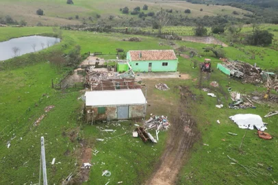 Pierre Schlee / RBS TV PEDRO OSÓRIO. 08.09.2026. Um mês após passagem de tornado, moradores do interior de Pedro Osório continuam reconstrução após rastro de destruição. Imagem Pierre Schlee / RBS TV<!-- NICAID(16361162) -->