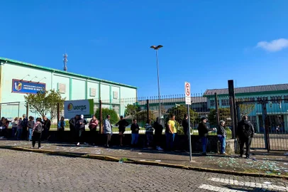 Primeiros eleitores no Cristóvão de Mendoza, em Caxias, chegaram às 7h para votar.<!-- NICAID(15223363) -->