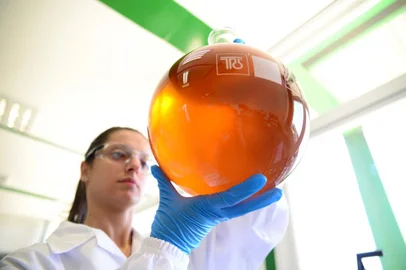 Na BSBIOS, em Passo Fundo, biodiesel produzido passa por análise em laboratório. Na foto,  biodiesel sendo analisado.<!-- NICAID(11308920) -->