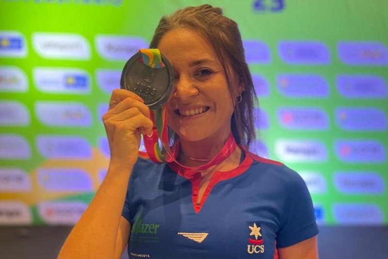 A atleta Helen Spadari, 25 anos, conquistou o vice-campeonato na prova dos 3mil metros com obstáculos, nos Jogos Universitários Brasileiros, que ocorreram entre a última segunda (12) e quarta-feira (14), em Brasília. Representando a Universidade de Caxias do Sul (UCS), a bento-gonçalvense repetiu seu desempenho de 2018 e de 2019.<!-- NICAID(15458575) -->