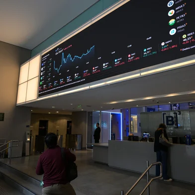 The BOVESPA index is pictured on a board at the Sao Paulo Stock Exchange (B3) in downtown Sao Paulo, Brazil, on April 7, 2025. Stock markets and oil prices around the world collapsed further on a black Monday for markets as US President Donald Trump stood firm over his tariffs despite recession fears. (Photo by Nelson ALMEIDA / AFP) The BOVESPA index is pictured on a board at the Sao Paulo Stock Exchange (B3) in downtown Sao Paulo, Brazil, on April 7, 2025. Stock markets and oil prices around the world collapsed further on a black Monday for markets as US President Donald Trump stood firm over his tariffs despite recession fears. (Photo by Nelson ALMEIDA / AFP)Editoria: FINLocal: Sao PauloIndexador: NELSON ALMEIDASecao: business (general)Fonte: AFPFotógrafo: STF<!-- NICAID(16011994) -->