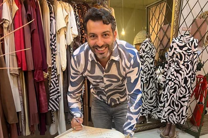 Estilista caxiense apresenta sua nova coleção no Rio de Janeiro e amplia projeção nacional da marca no circuito da moda autoralO estilista caxiense Teodoro Salazar (45 anos) foi convidado a agregar o casting do Mirror Fashion Day, um dos desfiles mais prestigiados do calendário de moda do Rio de Janeiro, que ocupará o icônico Copacabana Palace na capital carioca, dia 9 de dezembro. Na ocasião, o criador apresentará sua nova coleção de inverno “Oásis”, assinada pela marca homônima.FOTO: estilista caxiense Teodoro Salazar.<!-- NICAID(16182854) -->