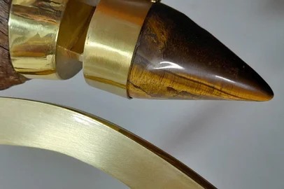 "Nó, Joias da Imigração II" apresenta uma série de esculturas produzidas pelo joalheiro e escultor Cesar Cony e tem como suporte os nós de pinho. Nesta segunda edição, por meio do Projeto *Joias da Imigração II*, contemplado pelo edital Pracultura, da Prefeitura de Antônio Prado, o artista realizou uma intervenção escultórica nesses objetos utilizando metais, pedras preciosas e cristais, estabelecendo um diálogo entre escultura e a joalheria, elevando-os à condição de obra de arte  e promovendo, dessa forma, uma interface entre artes visuais e patrimônio.Denominadas pelo artista de “joias esculturas”, as obras estarão expostas de 7 a 16 de agosto no hall inferior do Campus 8 da UCS em Caxias do Sul do Sul.<!-- NICAID(15828260) -->