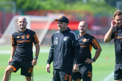 O técnico Eduardo Coudet comanda seu primeiro treino da pré-temporada do Inter no CT Parque Gigante. Na foto, os auxiliares da preparação física Guido Cretari (E) e João Goulart (C) e o preparador de goleiros Leonardo Martins (D).<!-- NICAID(15651078) -->