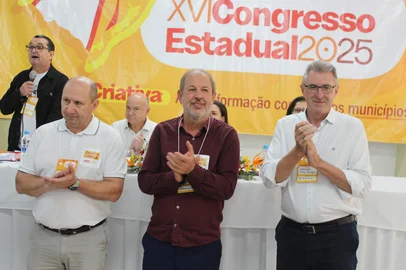 José Luiz Stédile, entre os deputados Elton Weber e Heitor Schuch (o mais alto) será o novo presidente do PSB. Foto: Saul Teixeira / Divulgação<!-- NICAID(16025429) -->