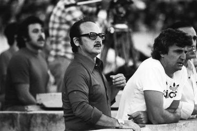 Inter Campeão Brasileiro de 1975.No dia 14 de dezembro de 75, o Inter tornou-se campeão brasileiro ao vencer o Cruzeiro com um gol de Figueroa.Campeonato Brasileiro de 1975Estádio Beira-Rio - Inter 1 X 0 Cruzeiro #Envelope: 111683*OBS CDI: fotógrafo identificado como "Carloss" no envelope original de negativos.<!-- NICAID(11870611) -->