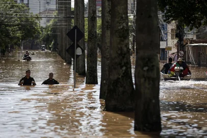 Porto Alegre, RS, Brasil, 07-05-2024: Avenida Getulio Vargas. Pessoas evacuam o bairro Menino Deus, em Porto Alegre, com a elevacao do nivel de agua que causa alagamentos em diversas ruas da regiao. Foto: Mateus Bruxel / Agencia RBSIndexador: MATEUS BRUXEL<!-- NICAID(15757624) -->
