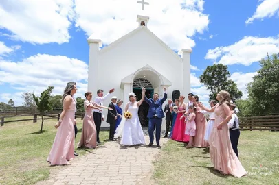 A estrutura, muito próxima de onde os convidados são recebidos, oferecia as possibilidades sonhadas pela professora Mônica Slongo Pretto e seu noivo Gilmar Pretto. A intenção de sacramentar o matrimônio no religioso e ao mesmo tempo realizar uma festa à luz do dia foram colocadas em prática na primeira semana do ano.<!-- NICAID(15400745) -->