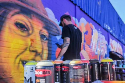 CAXIAS DO SUL, RS, BRASIL, 30/04/2023.Grupo de oito grafiteiros, incluindo o autor da iniciativa, Rafael APA Ferreira, aproveitaram o domingo para revitalizar com arte o muro da EMEF São Vitor, no bairro São Victor Cohab, em Caxias do Sul. (Neimar De Cesero/ Agência RBS)Indexador: NEIMAR DE CESERO<!-- NICAID(15416350) -->