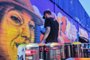 CAXIAS DO SUL, RS, BRASIL, 30/04/2023.Grupo de oito grafiteiros, incluindo o autor da iniciativa, Rafael APA Ferreira, aproveitaram o domingo para revitalizar com arte o muro da EMEF São Vitor, no bairro São Victor Cohab, em Caxias do Sul. (Neimar De Cesero/ Agência RBS)Indexador: NEIMAR DE CESERO<!-- NICAID(15416350) -->