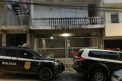 Um grupo especializado em aplicar golpes por meio de financiamento de carros é alvo de operação da Polícia Civil gaúcha nesta terça-feira (18). Os alvos são suspeitos de enganar vítimas que desejavam quitar dívidas através de um site falso. São cumpridos nove mandados de prisão e 17 de busca e apreensão em quatro cidades paulistas: São Paulo, Guarulhos, Piracicaba e Carapicuíba.<!-- NICAID(16288139) -->