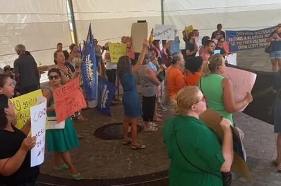 Os servidores municipais de Bento Gonçalves realizaram uma manifestação em frente à prefeitura na tarde desta segunda-feira (3) para exigirem a retirada dos três projetos de lei que propõem a exclusão da licença-prêmio e do adicional por tempo de serviço, os biênios e a revisão da lei de licença-interesse. <!-- NICAID(15968399) -->