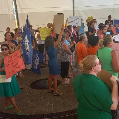 Os servidores municipais de Bento Gonçalves realizaram uma manifestação em frente à prefeitura na tarde desta segunda-feira (3) para exigirem a retirada dos três projetos de lei que propõem a exclusão da licença-prêmio e do adicional por tempo de serviço, os biênios e a revisão da lei de licença-interesse. <!-- NICAID(15968399) -->
