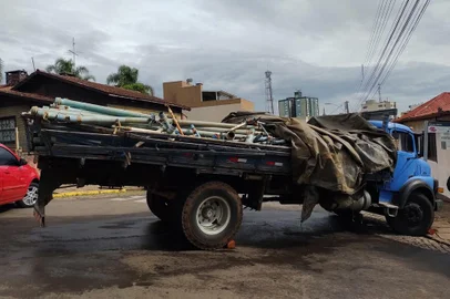 .A prisão ocorreu em Vacaria na BR116, em frente à pedreira, sendo que o preso se deslocava para entregar os canos a outro receptador, que iria instalar os objetos furtados na sua propriedade, no interior de Vacaria.A investigação tramitou na delegacia de polícia de Ipê, RS.<!-- NICAID(15048837) -->