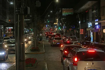 CAXIAS DO SUL, RS, BRASIL, 16/06/2025. Vereador Elói Frizzo (PSB) cobra soluções para o trânsito caxiense e apresentou uma proposta para transformar a Avenida Júlio de Castilhos em um corredor exclusivo para o transporte público, com foco na circulação de ônibus elétricos. Na foto, movimento na Júlio de Castilhos, entre a rua Feijó Júnior e a Coronel Flores, no bairro São Pelegrino. (Porthus Junior/Agência RBS)Indexador: Porthus JUNIOR<!-- NICAID(16061985) -->
