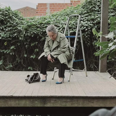O projeto está sendo produzido por uma equipe de artistas de Montenegro, Porto Alegre e Bento Gonçalves, e tem estreia prevista para setembro. Aprovado pelo Edital Sedac nº 16/2021 FAC das Artes de Espetáculo, executado pelo Pró-Cultura RS com o apoio do Instituto Estadual de Artes Cênicas (Ieacen) e do Instituto Estadual de Música (IEM), um dos mais importantes da cena do sul do país, o projeto “A Casa” contará, inicialmente, com seis apresentações; o intuito do projeto é levar a peça a lugares onde o debate sobre questões de moradia seja foco. Exemplo disso são as apresentações a acontecer na Casa de Acolhimento Construindo Igualdade, em Caxias do Sul, local que recebe pessoas trans e travestis em situação de vulnerabilidade, e na Casa Mulheres Mirabal, em Porto Alegre, local de acolhimento de mulheres em situação de violência.Entre a programação está prevista uma apresentação aberta ao público no dia 16 de setembro na Ocupação Mulheres Mirabal, em Porto Alegre, e no dia 22 de setembro, na Praça CEU - Bento Gonçalves/RS - às 14h30min.<!-- NICAID(15525215) -->