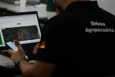 MONTENEGRO, RS, BRASIL - 2025.05.17 - Operação contra a gripe aviária detectada em Montenegro envolve emater e Brigada Militar Ambiental. No Centro de Treinamento da Emater foi montada uma estrutura de rastreio para o trabalho de inspeção. As equipes planejam a vistoria e fiscalização de 540 propriedades em um raio de 10km de onde foi detectado o foco da gripe aviária, trabalho que pode levar até 7 dias. (Foto: André Ávila/ Agência RBS)<!-- NICAID(16039663) -->