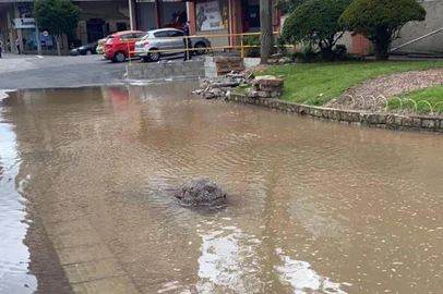 Adutora rompe e deixa parte do centro de Caxias sem água<!-- NICAID(14717284) -->