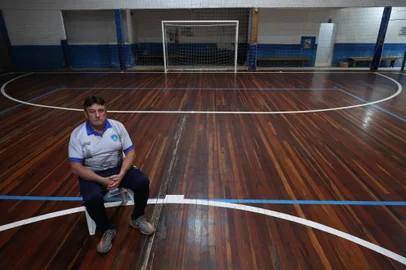 Porto Alegre, RS, Brasil -25/10/2024 -  6 meses da enchente na capital Porto Alegre. FOTO: JEFFERSON BOTEGA, AGÊNCIA RBSNa imagem, Jacerdio Araújo, na Escola de FUTSAL da AMVEP (Associação dos moradores da Vila Elizabeth e Parque), e fica no Sarandi.<!-- NICAID(15907063) -->
