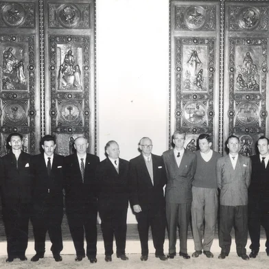 Portas de bronze da Basílica de Nossa Senhora de Nazaré de Belém do Pará, no Pará, produzidas pela Metalúrgica Abramo Eberle em 1953. Na foto, as portas em exposição na Maesa, com os funcionários e diretores que trabalharam na sua confecção. A partir da esquerda estão Rui Raabe, Paulo Marzotto, Antonio Weiss, Pedro Longhi, Francisco Chiarello, Hugo Seid, professor Rati, Sadi Zampieri, Aldo Marzotto, Aldair Sachett e Alvis Fiedler.<!-- NICAID(12394412) -->