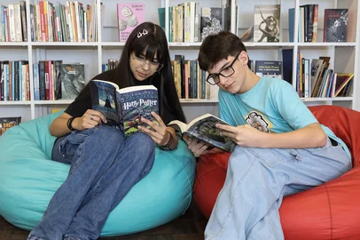 CAXIAS DO SUL, RS, BRASIL. 04-12-2025. Almanaque sobre os hábitos culturais dos jovens caxienses. Pesquisa da Fundação Marcopolo aponta que 44% dos jovens não lê livros e 25% não tem vida cultural. Na foto, Camila Pedroso da Silva, 14 anos, e José Arthur Portela, 13 anos.<!-- NICAID(16180254) -->