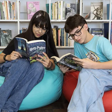 CAXIAS DO SUL, RS, BRASIL. 04-12-2025. Almanaque sobre os hábitos culturais dos jovens caxienses. Pesquisa da Fundação Marcopolo aponta que 44% dos jovens não lê livros e 25% não tem vida cultural. Na foto, Camila Pedroso da Silva, 14 anos, e José Arthur Portela, 13 anos.<!-- NICAID(16180254) -->